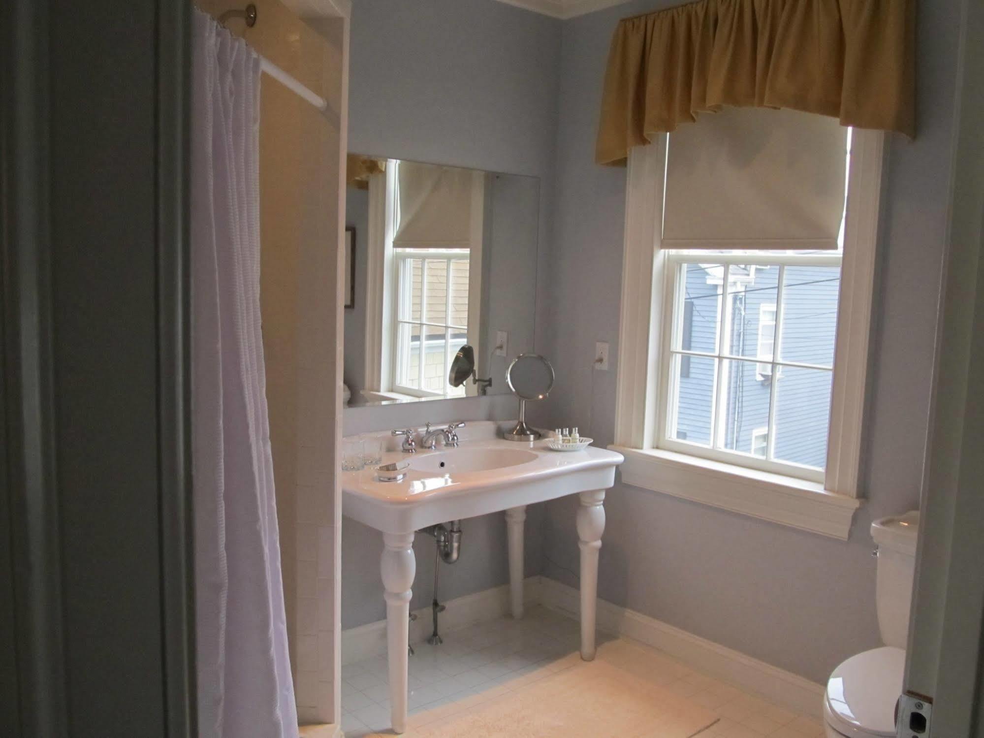 Compass Rose Inn Нюбърипорт Екстериор снимка
